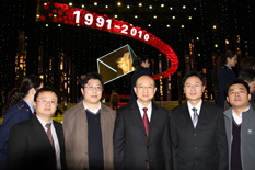 國(guó)家質(zhì)檢總局副局長(zhǎng)支樹平（右三）在中央電視臺(tái)演播大廳2010年&ldquo;3.15晚會(huì)&rdquo;直播現(xiàn)場(chǎng)與中國(guó)質(zhì)量檢驗(yàn)協(xié)會(huì)會(huì)員工作部主任楊曉東（右二）、防偽中心主任王成村（右一）、會(huì)員工作部副主任劉輝（左二）、會(huì)員工作部副主任王劍（左一）等協(xié)會(huì)工作人員代表合影留念