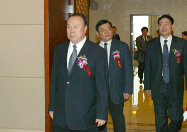 國家質(zhì)檢總局副局長劉平均、總工程師張綱陪同全國政協(xié)副主席白立忱步入會場